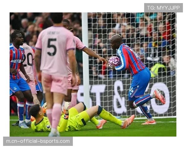 伯恩茅斯进球越位被吹两中门柱 主帅不满点球漏判